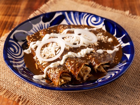 Chicken Enmoladas – енчиладас със сос моле поблано и козе сирене - снимка на рецептата Chicken Enmoladas – енчиладас със сос моле поблано и козе сирене - снимка на рецептата